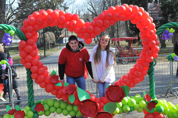 На Мосту љубави одржано традиционално такмичење у љубљењу (ФОТО)